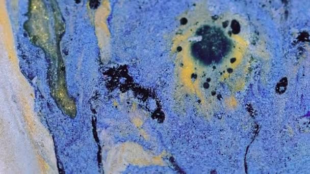 液体油漆背景 流畅的流动 在迷人的幻想艺术中 蓝色米色和黑色的金黄色粒子混合着抽象的波浪在表面上的运动 — 图库视频影像