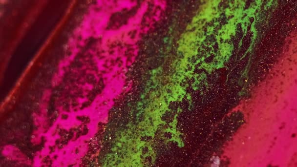 インクの背景 グリッターペンキ カラーフッ素ミックス 幻想的なマクロ抽象的なデザインブラウンパープルピンクグリーン顔料ストリームを魅了する幻想的な魔法液体アート — ストック動画