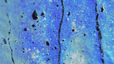 Parlak sıvı arka plan. Mürekkep akışı. Köpüklü karışım. Siyah sarı renk parıldayan boya akışı soyut büyüleyici fantezi sanatında.