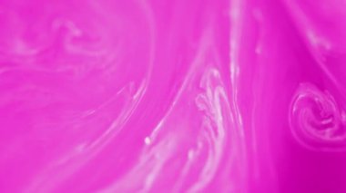 Pigment girdapları. Boya karıştırılmış su. Neon sisi. Pembe, parlak, göz kamaştırıcı pembe mürekkep akıntısı dalga resimlerini soyut arka planda yayıyor..
