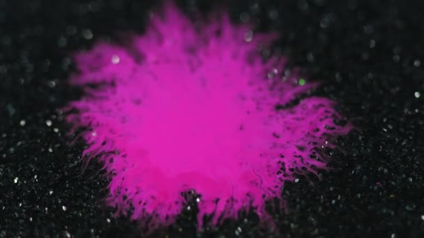 墨水掉了油漆飞溅 褪色霓虹红粉红发光湿斑运动对暗黑发光粒子的影响浅色纹理抽象背景揭示 — 图库视频影像