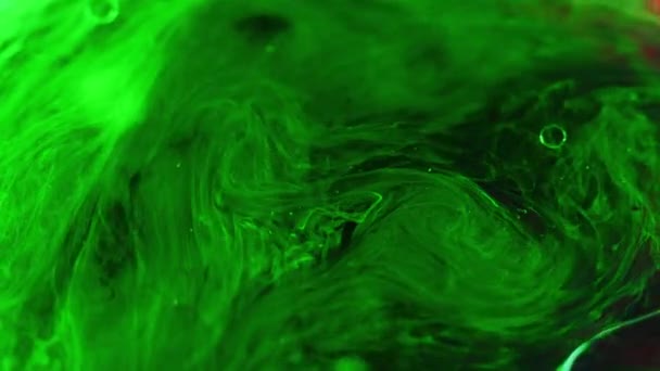 Kleurenrook Wervelt Olie Vloeistof Inktwatermix Defocused Gloeiende Heldere Neon Groene — Stockvideo