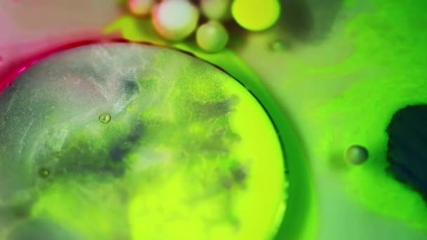 油漆泡沫 闪光的油液 脱色的霓虹灯绿色黄白色闪光质感丙烯酸油墨水粉混合凝胶球体开瓶器运动抽象艺术背景 — 图库视频影像