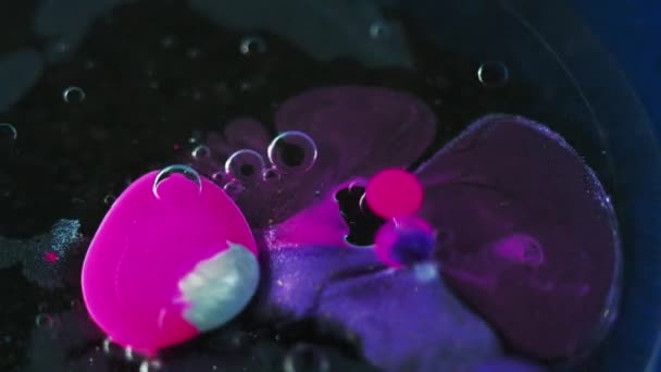 Burbujas Pintura Salpicadura Aceite Desenfocado Neón Rosa Azul Color Acrílico — Vídeos de Stock