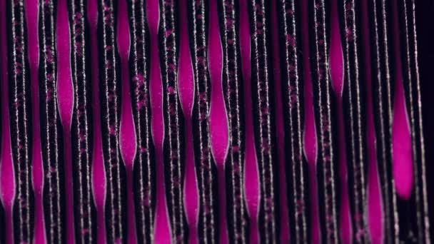 グリッターペイントドリップ ストライプパターン 濃い黒い芸術の抽象的な背景の不分離されたネオン ピンクの紫色色の光沢のある質の液体インクの低下の流れの動き — ストック動画