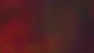 Bokeh ışıkları. Soyut odaklanmış parlaklık. Parti aydınlatması. Renkli ışınlar, cam prizma kırılma efekti arka planında yanardöner festival noktaları.