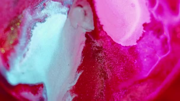 液体油漆背景 闪闪发光的点滴 鲜活催眠艺术中的白色闪光水墨抽象滴落在红色粉红光滑纹理边缘表面 — 图库视频影像