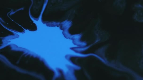 墨水飞溅 油漆飞溅 模糊的蓝色黑色发光丙烯酸乳液滴滴混合污迹波暗抽象艺术背景 — 图库视频影像