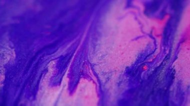 Boya dökülmüş. Parlak mürekkep damlası. Odaklanmamış neon mavisi, pembe, parlak, ışıldayan parçacıklar, dokusu, sıvısı, dalgalar, soyut sanat arkaplanı..