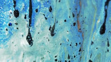 Işıldayan boya arka planı. Sıvı karışımı. Islak mürekkep dokusu. Soyut moda akrilik pigment sanatında parlak mavi, parlak, karışık damlalar..