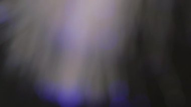 Bulanık ışınlar. Neon bokeh ışığı. Gece aydınlatması. Odaklanmamış yeşil, kırmızı, yanıp sönen daireler koyu siyah, soyut sanat arka planında hareket deseni titreşiyor..