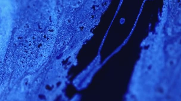 Glitzernde Flüssigkeit Verschüttet Farbmischung Defokussiert Blau Schwarze Farbe Funkelnde Partikel — Stockvideo
