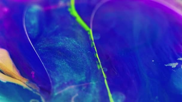 闪光的液体 墨水水的混合物 脱色霓虹灯蓝色紫色透明云雾纹理涂料气泡漂浮抽象艺术背景 — 图库视频影像