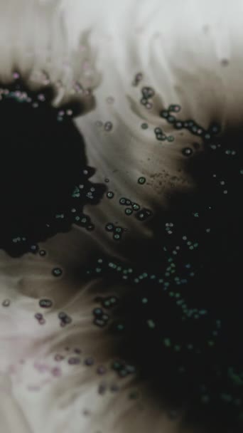 Вертикальное Видео Чернильное Пятно Краска Капли Воды Расслабленная Брызги Черной — стоковое видео