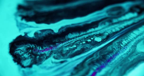 ペイントブレンド インク流体トレイル ピンクの輝く粒子の質の顔料の混合の液体の流れの動きの抽象的な芸術の背景が付いている青い黒い色水エマルジョン — ストック動画
