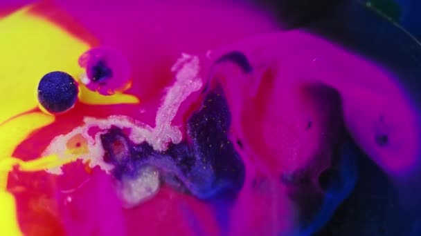 Salpicadura Tinta Fluido Purpurina Burbujas Aceite Desenfoque Vibrante Rosa Azul — Vídeo de stock