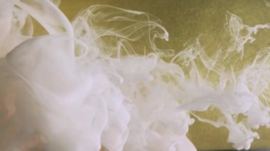 Mürekkep suyu girdabı. Yaratıcı duman. Fış sanatı. Beyaz buhar bulutu ipek sıvı boya dokusu bulanık sarı altın parçacıkları renk soyut arkaplan.
