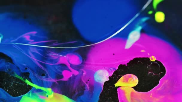 カラーオイルブロブ バブルを塗る ファンタジーの夢 鮮やかなピンクブルーイエローの煙のテクスチャ染料水の流れの動き抽象的な芸術の背景 — ストック動画