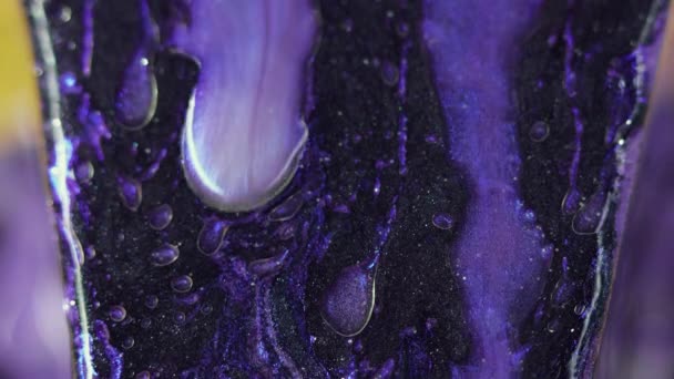 Блестящая Жидкость Проливается Капельница Краской Пятно Синий Фиолетовый Цвет Мерцающие — стоковое видео