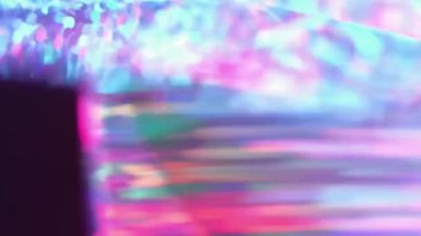 Dikey video. Kırılma arkaplanı. Işıl ışıl parlıyor. Kaleydoskop prizması. Neon pembe parlak ışınlar soyut, neşeli, parlak cam hareketli sanat eserleri..