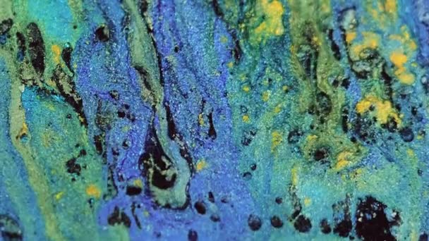 颜料混合背景 液体流动 闪烁着浪花带黄色黑色污迹的蓝色闪光纹理流在催眠物质抽象艺术中扩散 — 图库视频影像