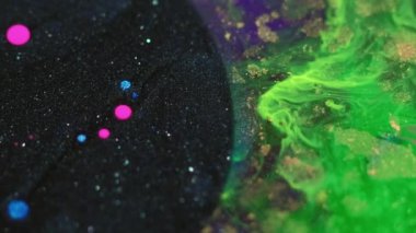 Soyut arkaplan. Boya baloncukları. Leke sanatı. Renkli mavi parıltılı siyah yağ lekesi yeşil girdap içinde yayılan sıvı hipnotik yaratıcı tasarım..