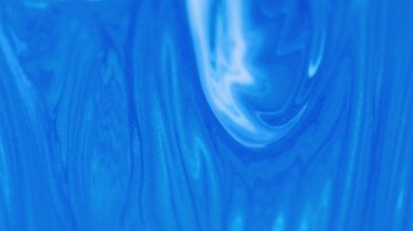 Parıldayan yağ. Mürekkep dalgası akışı. Akışkan sanat. Odaklanmamış mavi beyaz renk sıvı boya serumu sihirli akrilik boya soyut arkaplan.