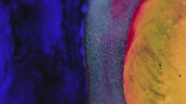 Parlak yağ damlası. Mürekkep döküldü. Bulanık sarı mavi, parlak, siyah desen jel emülsiyon sızıntısı baloncuk yüzen soyut sanat arka planı.