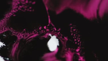 Boya dökülmüş. Mürekkep dalgası. Akrilik karışımı. Bulanık pembe renkli sıvı akış parçacıkları koyu soyut sanat arkaplanı.