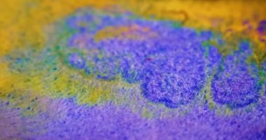 Sequin boya dalgası. Islak sim dokusu. Köpüklü köpük. Bulanık mor sarı altın rengi sıçrama parıldayan parçacıklar mürekkep pigmenti sıvı emülsiyon hareket soyut sanat arka planı.