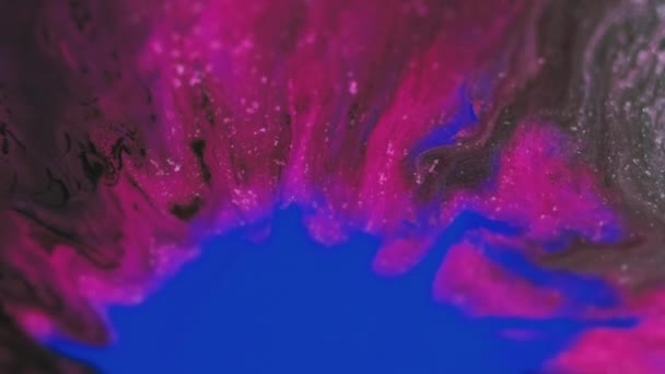 インクフロー ペイントブレンド ブルーブルーピンクブラックカラー光沢のある粒子テクスチャ液体エマルジョンスパッタウェーブ抽象アート背景 — ストック動画