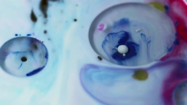 Κύκλος Λαδιού Χρωματικό Υγρό Defocused Λευκό Μπλε Μωβ Μελάνι Χυθεί — Αρχείο Βίντεο