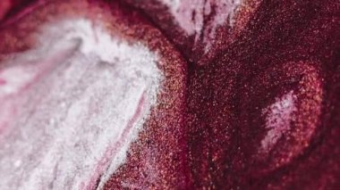 Parlak sıvı arka plan. Mürekkep akışı. Köpüklü karışım. Pembe kahverengi beyaz renkte parıldayan boya, yüzeydeki akış hareketini soyut büyüleyici fantezi sanatıyla harmanlıyor..