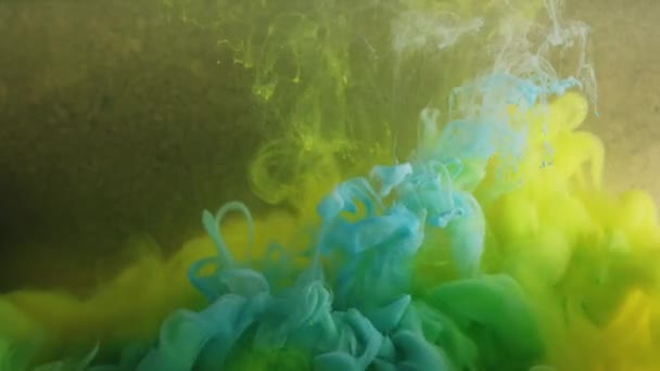 Rookmix Inktwaterstroom Helder Groen Geel Blauw Kleur Dampwolk Vloeibare Textuur — Stockvideo
