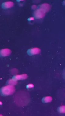 Dikey video. Soyut arkaplan. Baloncuk sıvısı. Su altı etkisi. Mor sıvı ve hava yukarı doğru yüzüyor. Odaklanmış bokeh ışık parıldayan parçacıklar pürüzsüz hareket ediyor..
