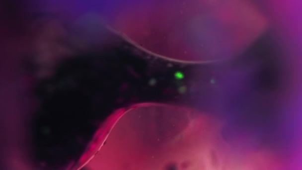 Желейная Жидкость Падает Пузырьки Чернильная Вода Расслабленный Флуоресцентный Фиолетовый Розово — стоковое видео