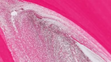 Soyut arkaplan. Pigment karışımı. Renkli dökülme. Makro sanatta yüzeye yayılan yaratıcı parlak pembe, beyaz, kahverengi, yumuşak, nemli madde..