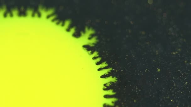 ペイント ウィンチ インクスプラッシュ サンライズレイ 暗い光沢のある黄色い色の光沢のある流動性のドロップのブロブ球 質の抽象的なオープナーの背景 — ストック動画