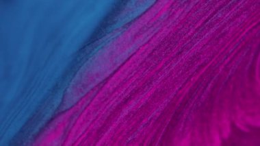 Dikey video. Mürekkep arkaplanı. Renk sıvısı karışımı. Parıltı dalgası. Büyüleyici hipnotik makro tasarım parlak mavi mor boya fantezi sihirli sıvı sanat akışı.
