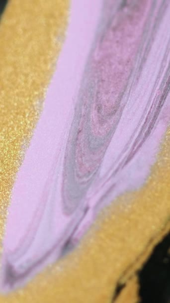 Verticale Video Vloeibare Kunst Glitterverf Stroom Gouden Zwarte Violette Kleur — Stockvideo