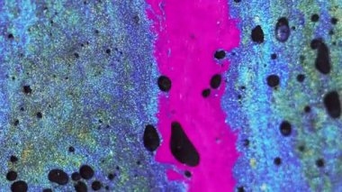 Soyut arkaplan. Parıltılı boya. Parlak sıvı karışımı. Canlı pembe mavi renkli mürekkep parıldayan parçacıklar tahıl dokusu damla dalgası yayılıyor..