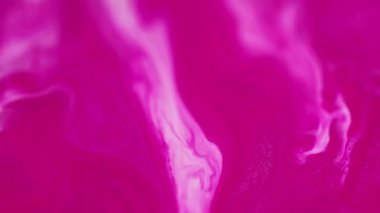Işıldayan boya. Mürekkep akışı. Sıvı karışımı. Odaklanamayan parlak pembe parlak akrilik pigment su karışımı akış hareketi sanatı soyut arkaplan.
