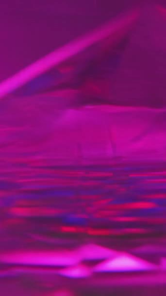 Κάθετο Βίντεο Διάθλαση Φόντου Ιριδίζουσα Λάμψη Κρύσταλλο Νέον Πολύχρωμο Φως — Αρχείο Βίντεο