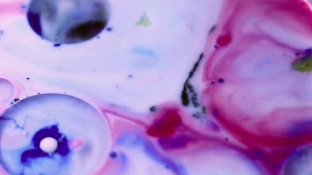 石油泡沫 墨水液 脱色紫色蓝色旋转闪烁波纹凝胶圆球艺术粘性纹理混合条纹抽象背景 — 图库视频影像