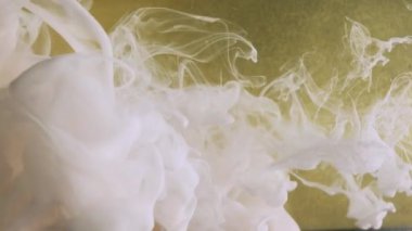 Mürekkep suyu girdabı. Yaratıcı duman. Fış sanatı. Beyaz buhar bulutu ipek sıvı boya dokusu bulanık sarı altın parçacıkları renk soyut arkaplan.