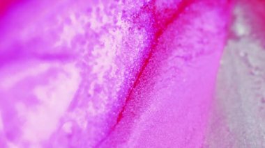 Pigment karışık arka plan. Sıvı akışı. Işıl ışıl. Kırmızı beyaz parıltı dokusu yayılıyor. Piramit etkisi yüzeyine yayılıyor. Hipnotik madde soyut sanat..