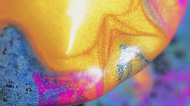 抽象的な背景 バブルをペイントします ステイン アート カラフルな輝くブルーイエローピンクオイルインクラウンドディスクは 催眠術の創造的なデザインで染料の渦で透明な液体に広がっています — ストック動画
