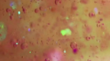 Köpük sıvısı. Yağ dokusu. Mürekkep damlası. Odaklanmamış sarı pembe renk yarı şeffaf parlatıcı ıslak jel boya oksijen küresi yüzen hareket sanatı soyut arka plan.