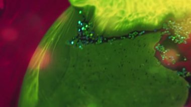 Neon akışkan dalga. Boya karıştırılmış su. Parlak yeşil, parlak, pembe, simli, desenli mürekkep damlası akış sanatının soyut arka planı.