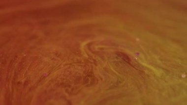 Parlayan sıvı. Mürekkep jeli. Odaklanmamış turuncu renkli parlak parlak yağ kıvrımlı kıvrımlı kıvrımlı yumuşak eğri merhem, soyut arka plan ışıkları.